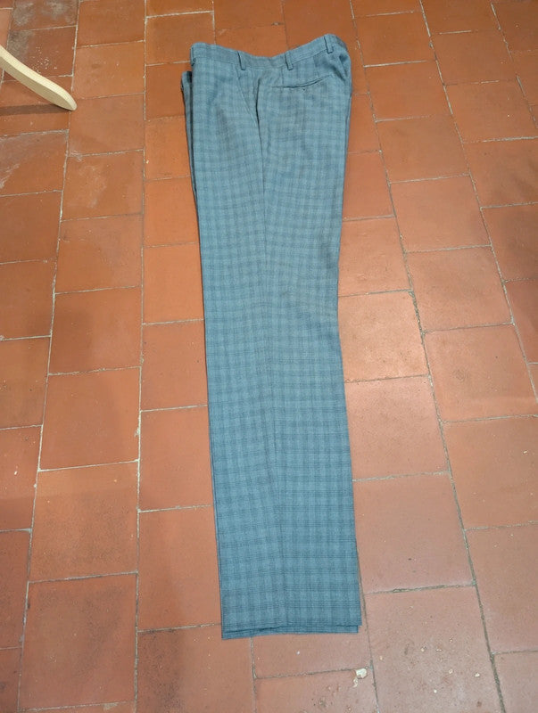Exceptionnel costume croisé gris en laine légère