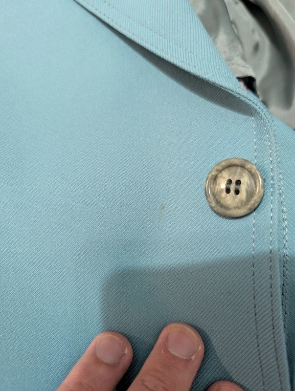 Lumineux costume bleu clair