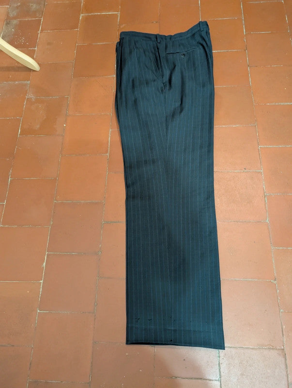 Gentil costume a rayures en laine