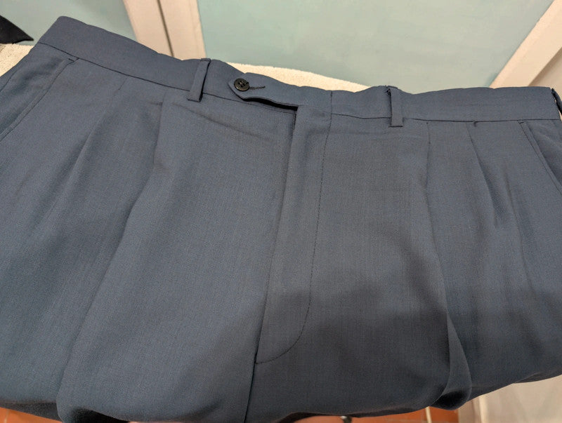 Classique costume bleu en laine légère