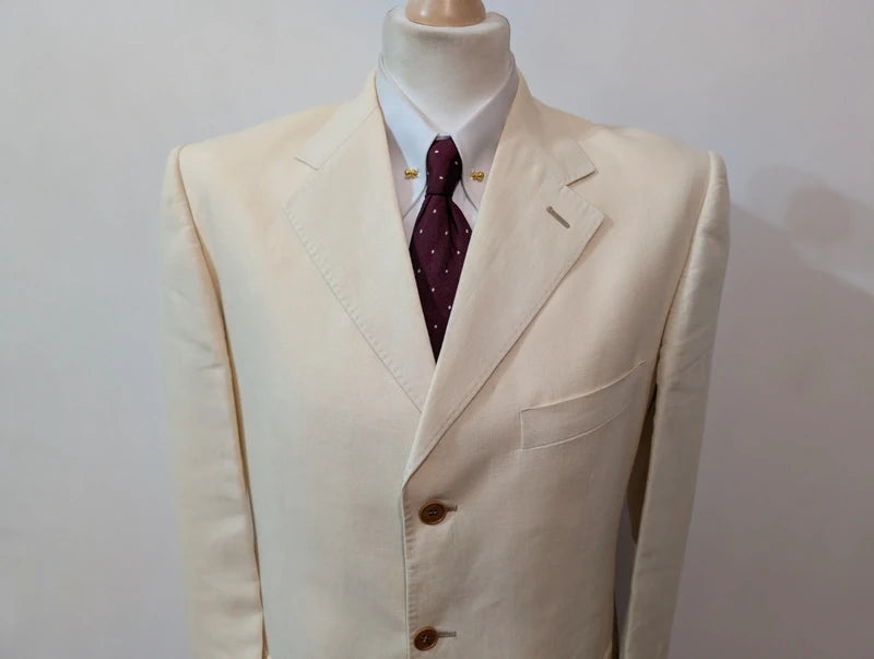 Lumineux costume crème en lin