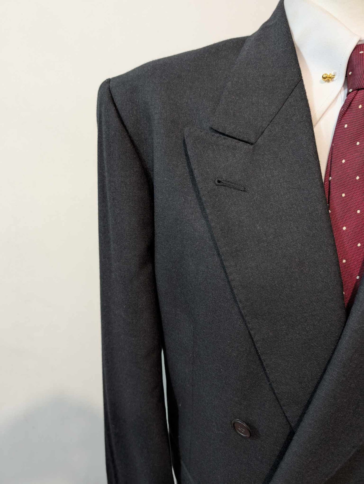 Sombre costume croisé gris en flanelle de laine