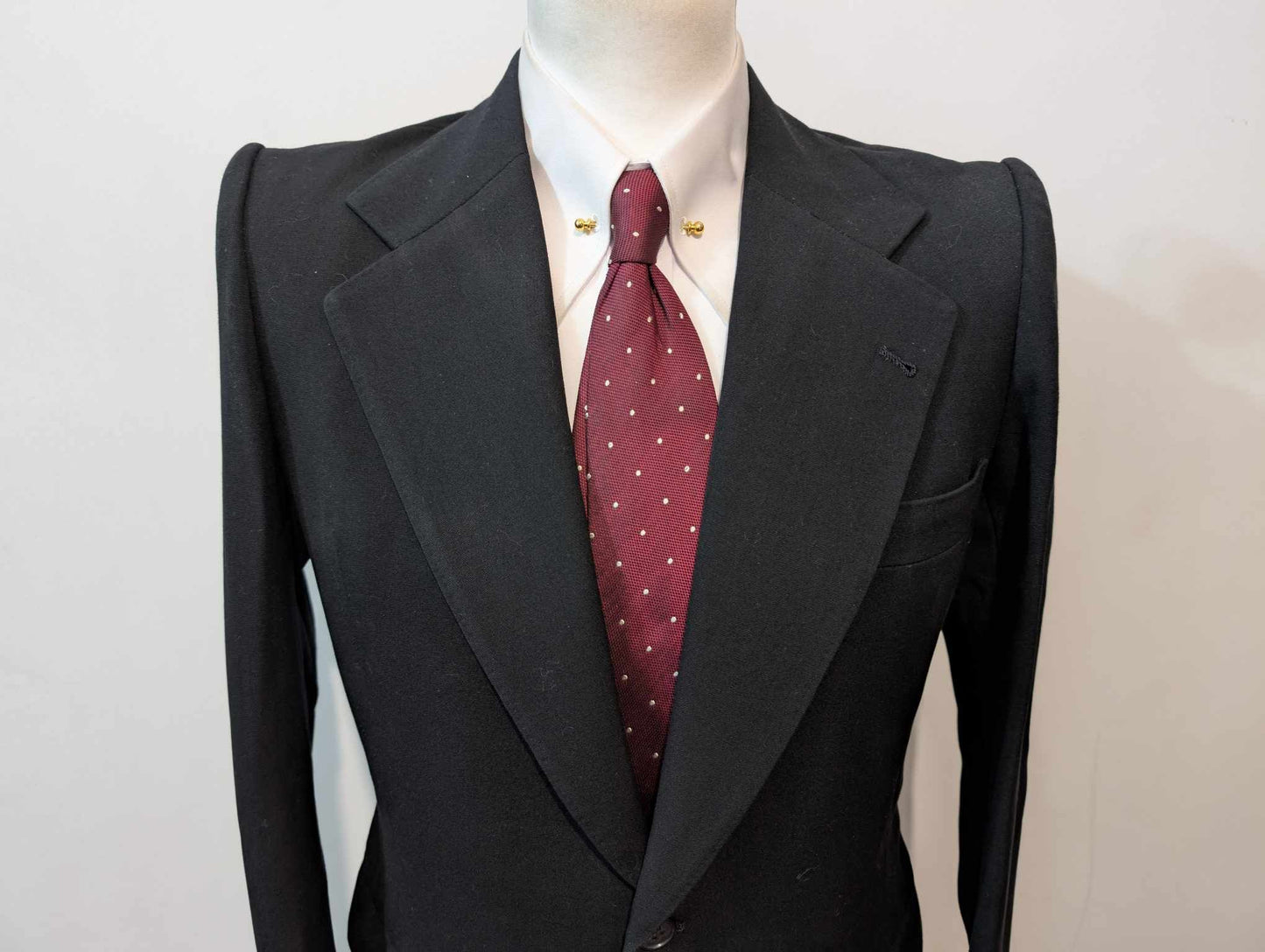 Sombre costume noir en laine