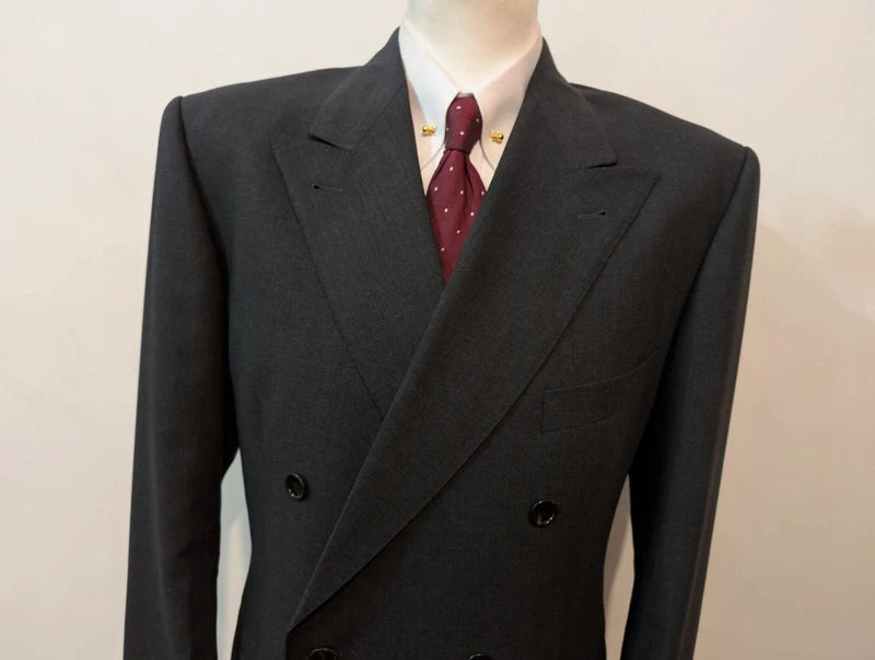 Incroyable costume croisé gris en laine froide