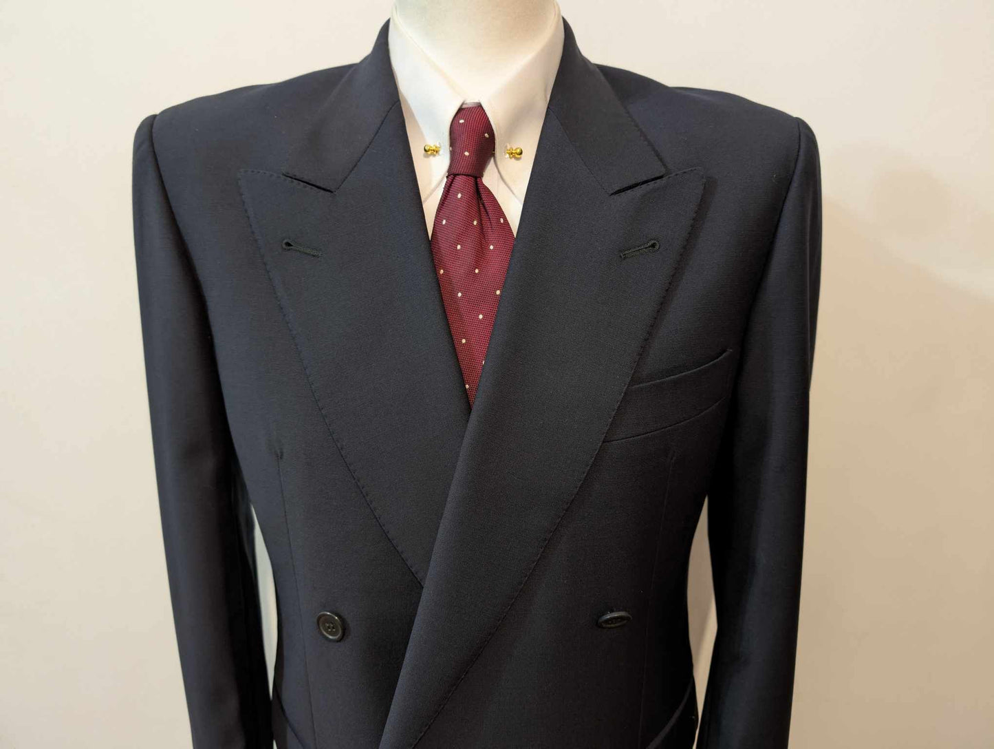 Élégant costume croisé bleu marine en laine