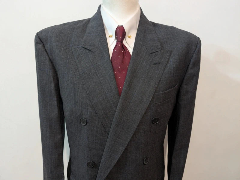 Élégant costume croisé gris en laine
