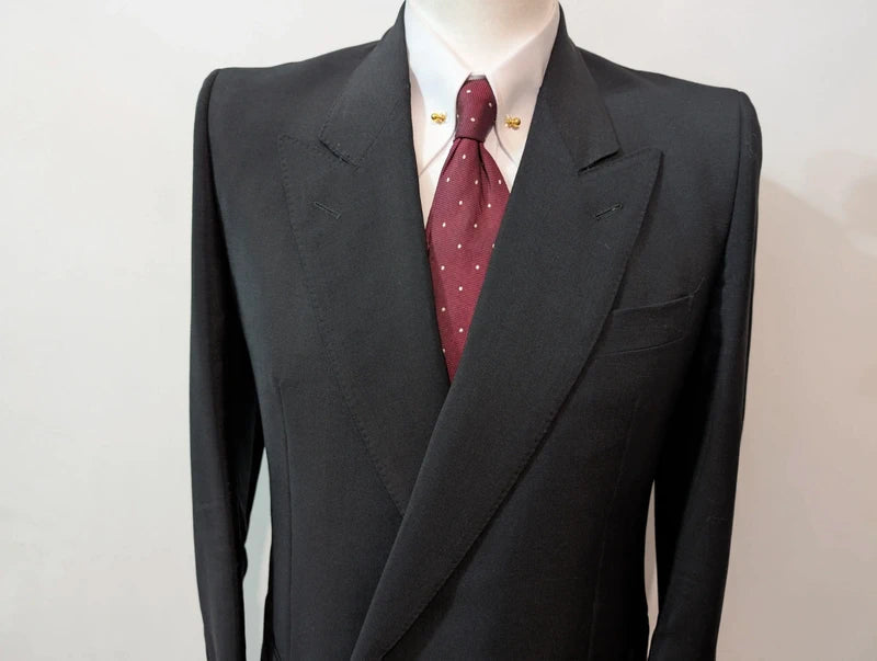 Redoutable costume croisé noir en laine