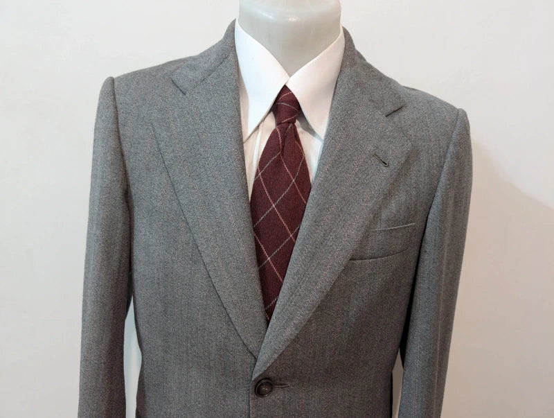 Élégant costume à rayures en laine