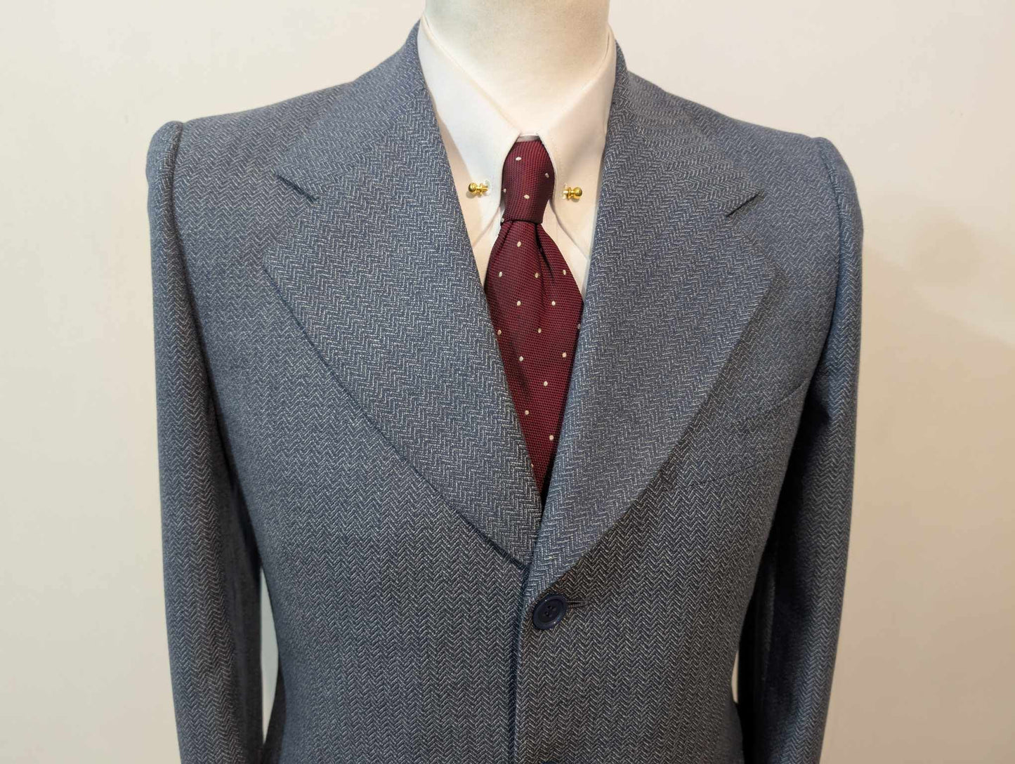 Gentille veste de couleur bleu à motif chevron en laine