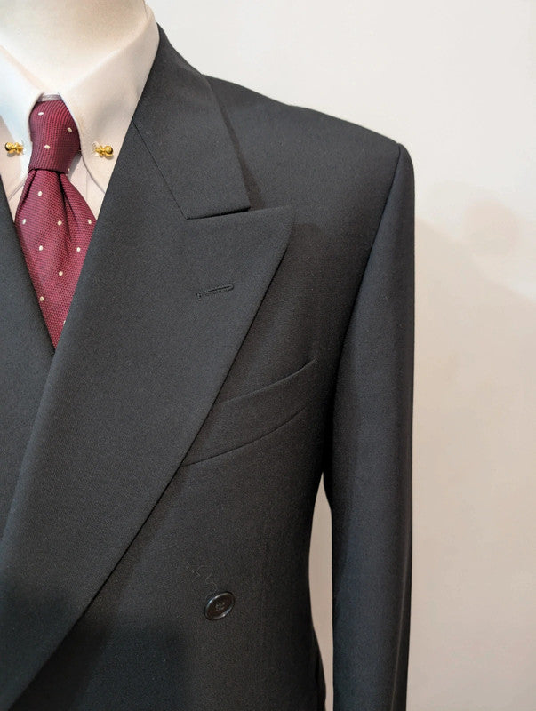 Sombre costume croisé noir en laine froide