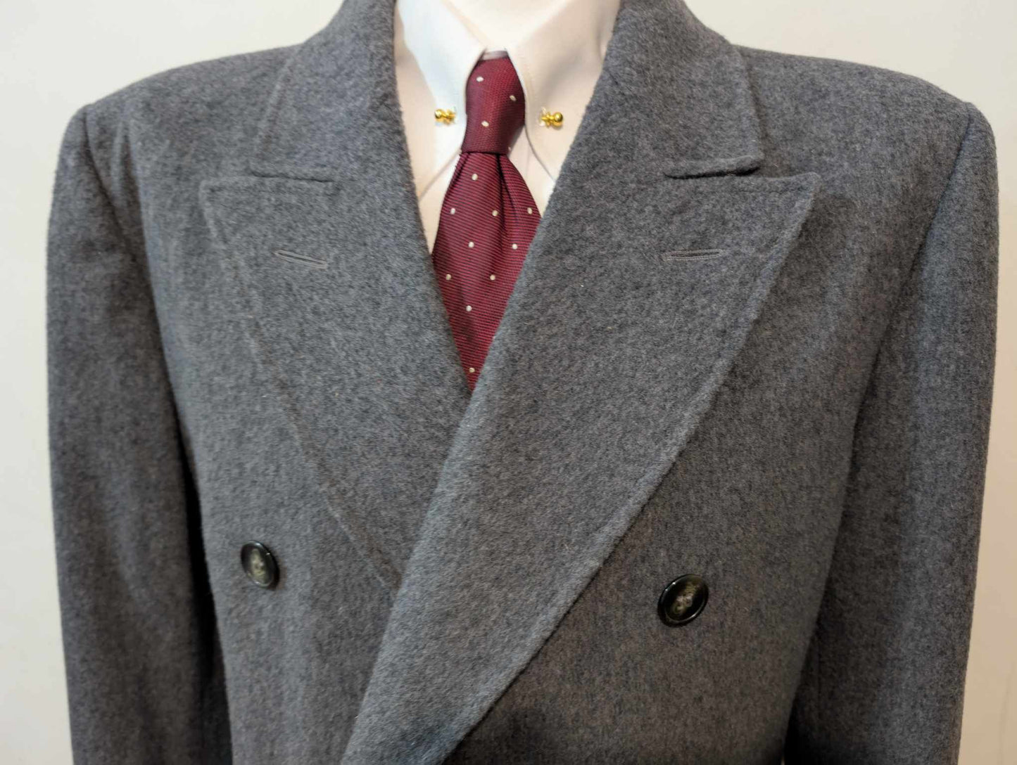 Généreux manteau croisé gris en laine lourde