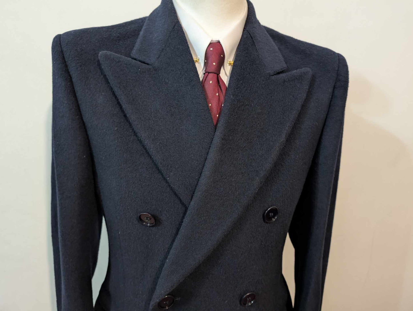 Formidable manteau croisé de couleur bleu marine