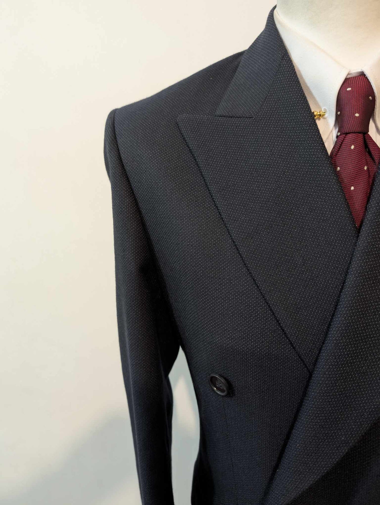 Majestueux costume croisé de couleur bleu marine en laine