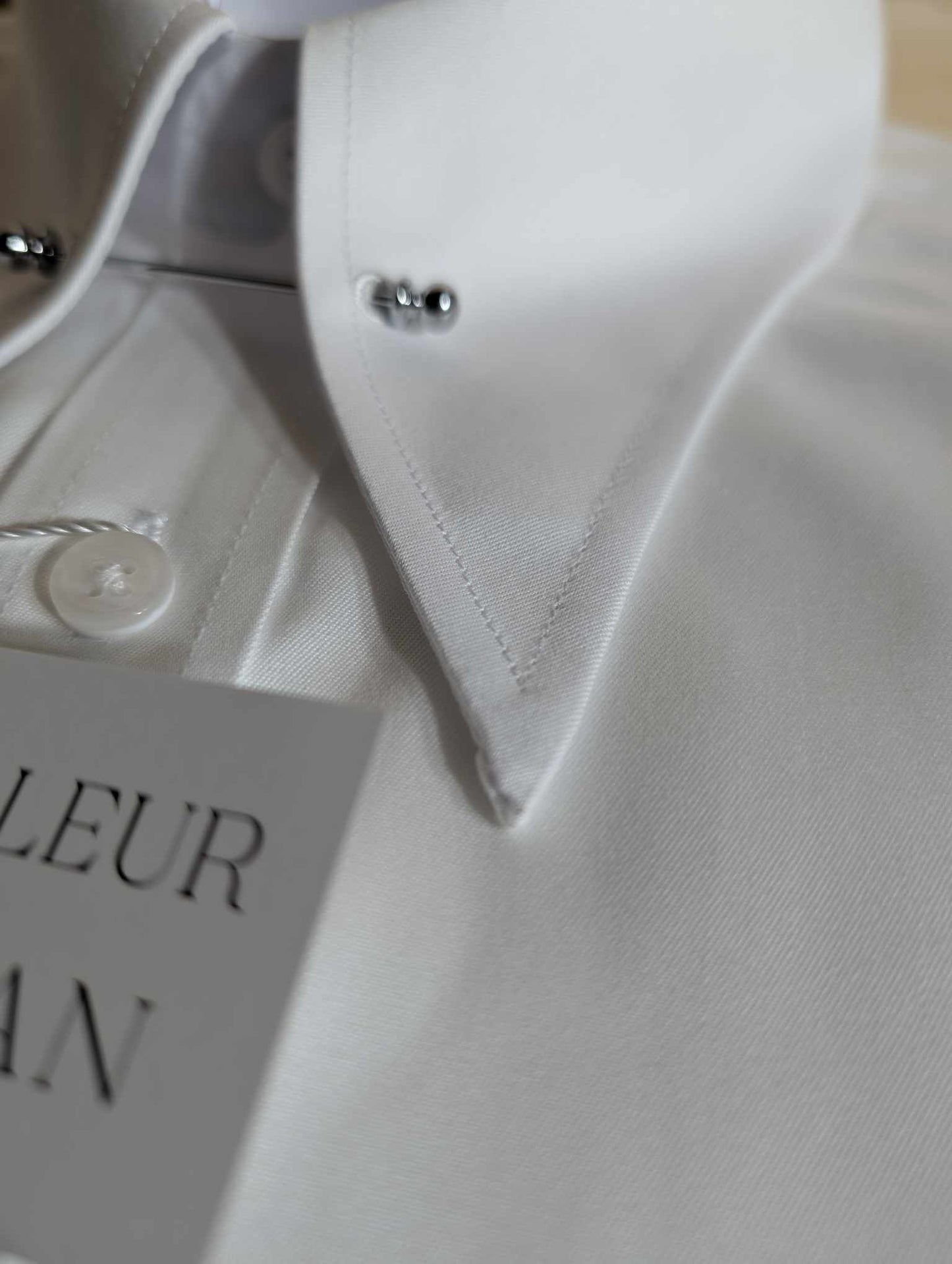 Chemise col en pointe avec épingle en coton double retors
