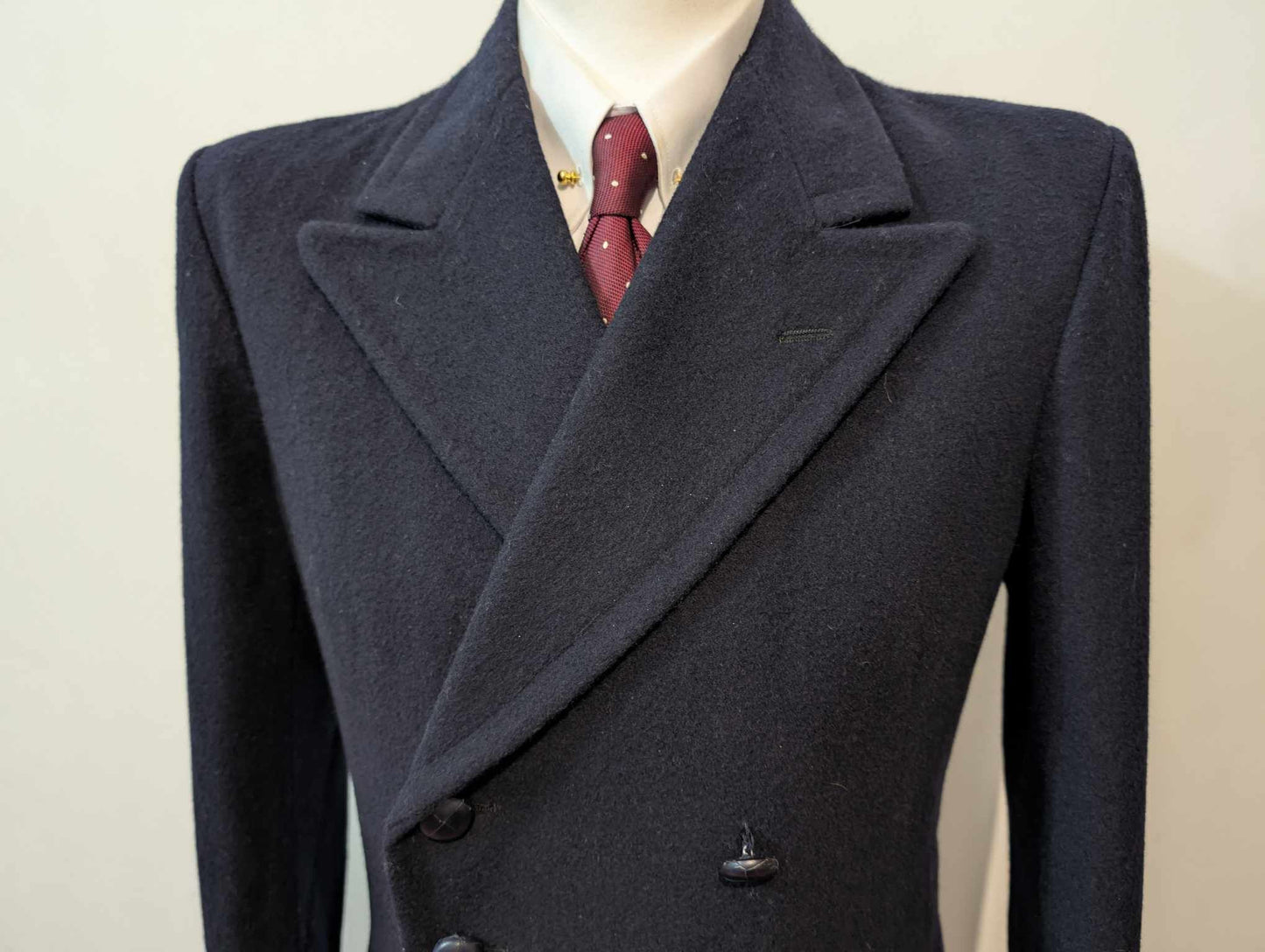 Légendaire manteau croisé de couleur bleu marine en laine.