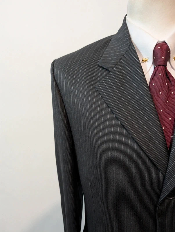 Élégant costume pinstripe en laine et soie