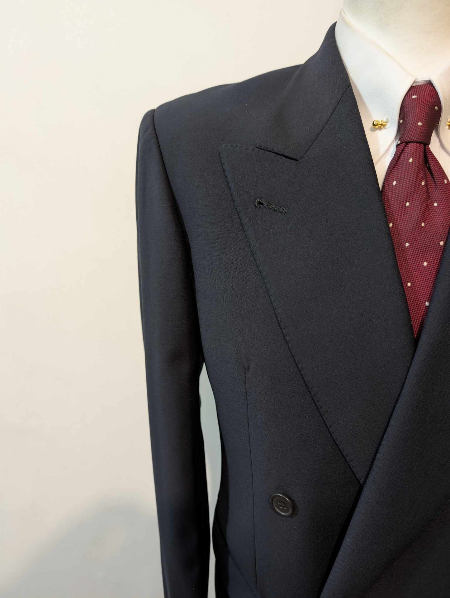 Élégant costume croisé bleu marine en laine