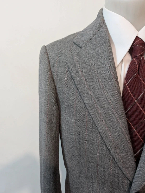 Élégant costume à rayures en laine