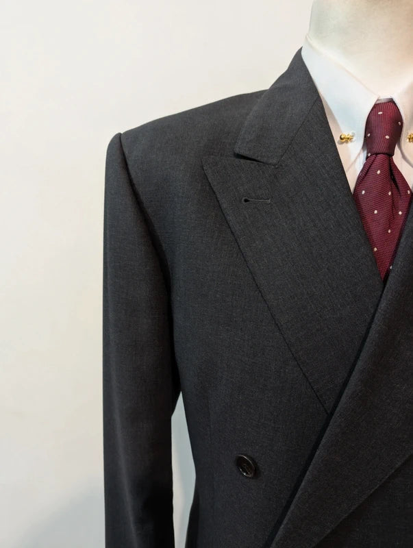 Incroyable costume croisé gris en laine froide