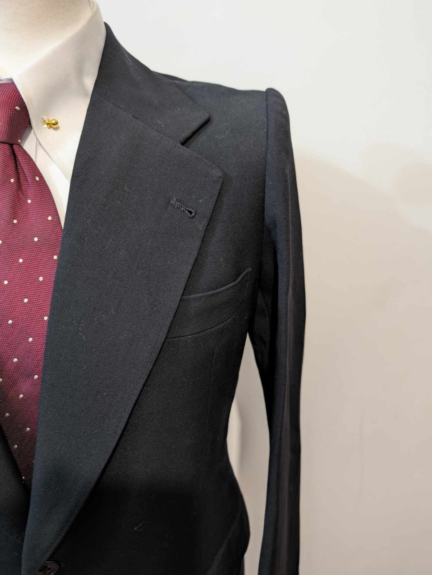 Sombre costume noir en laine