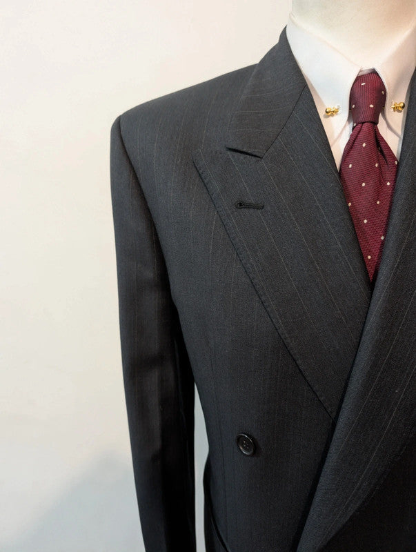 Resplendissant costume croisé pinstripe en laine