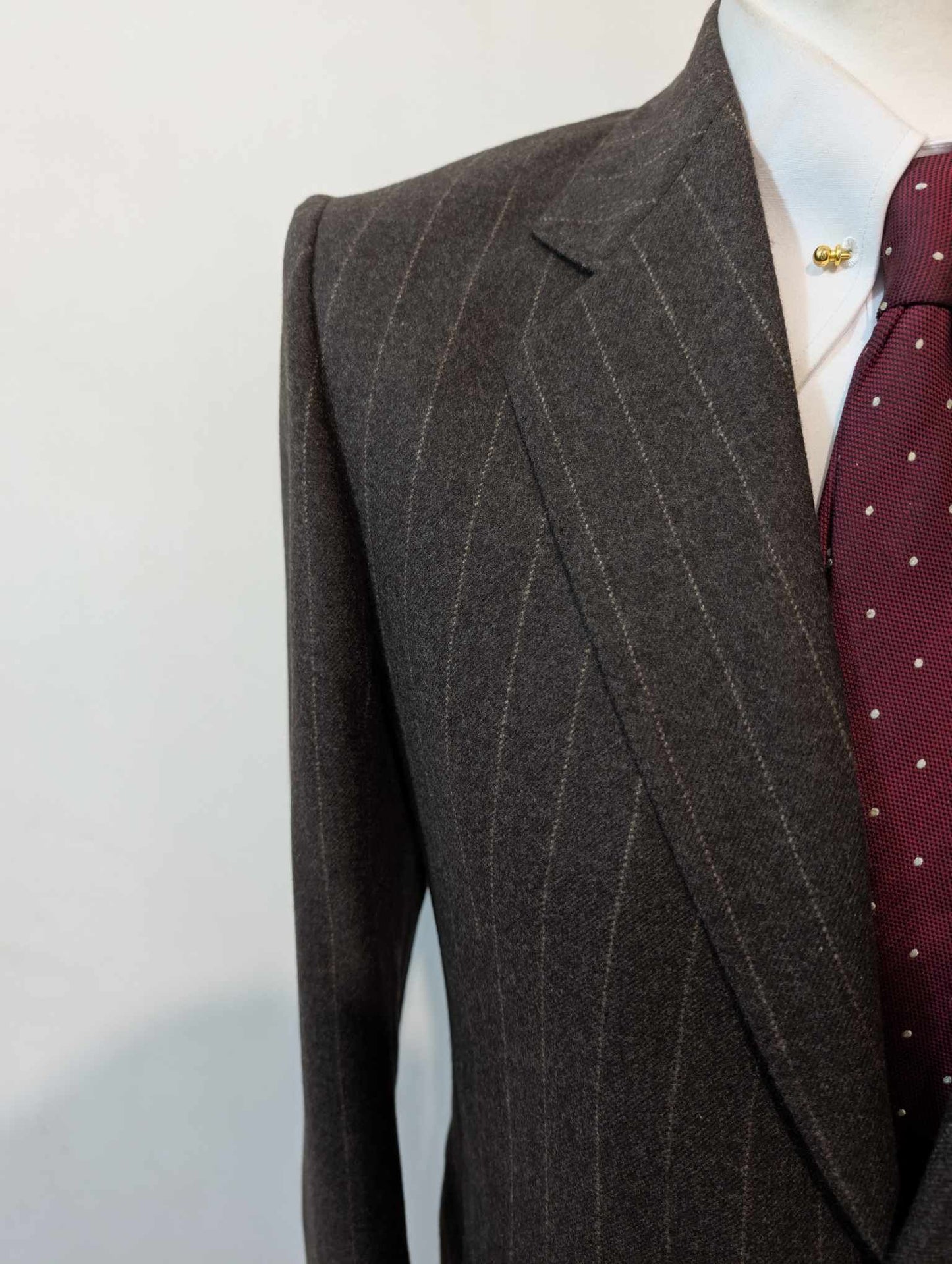 Élégant costume chalkstripe marron en flanelle