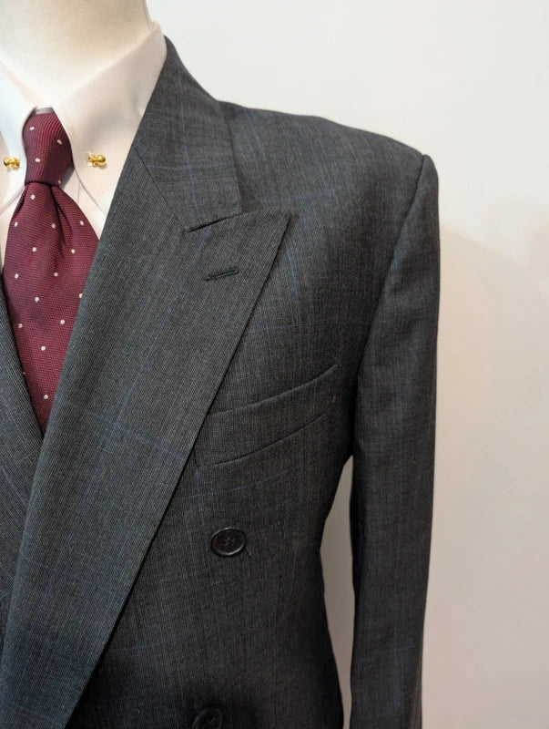 Élégant costume croisé gris en laine
