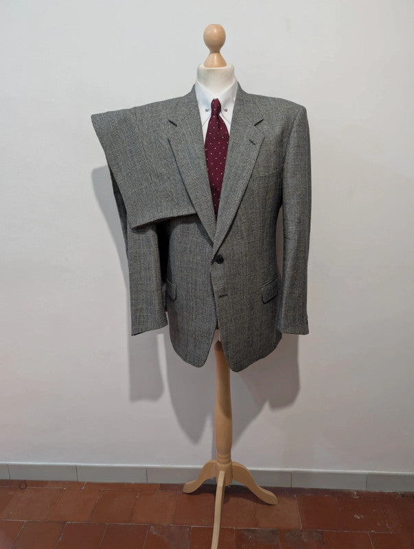 Élégant costume gris en flanelle lourde