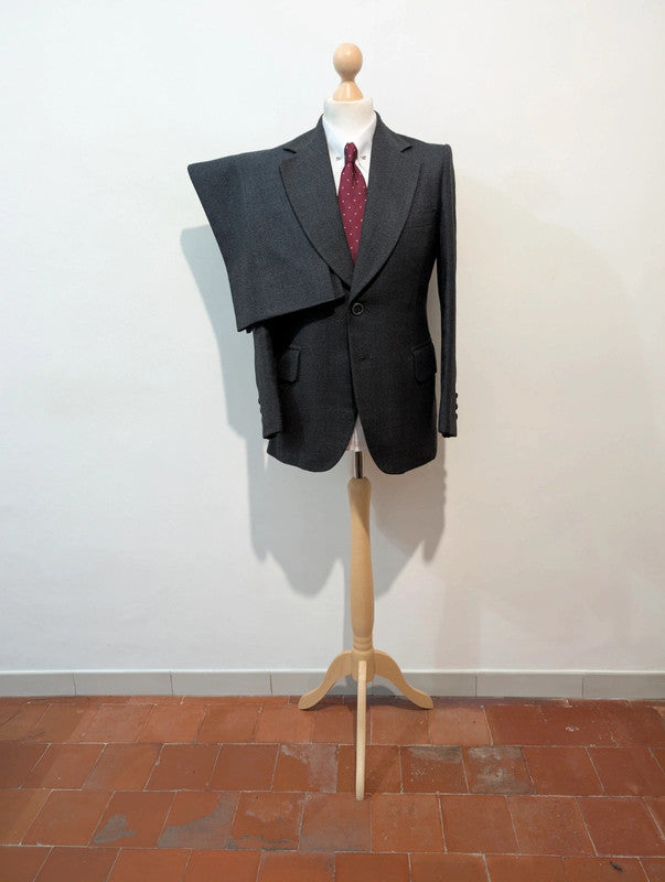 Triste costume gris en laine