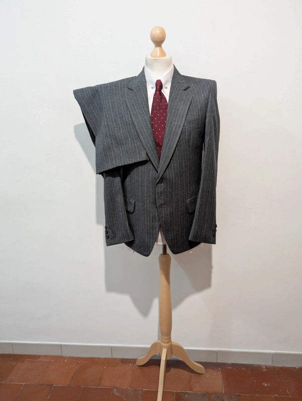 Élégant costume pinstripe en flanelle