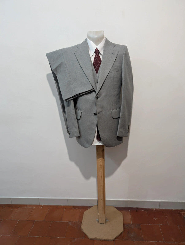 Sympathique costume 3 piece gris en flanelle