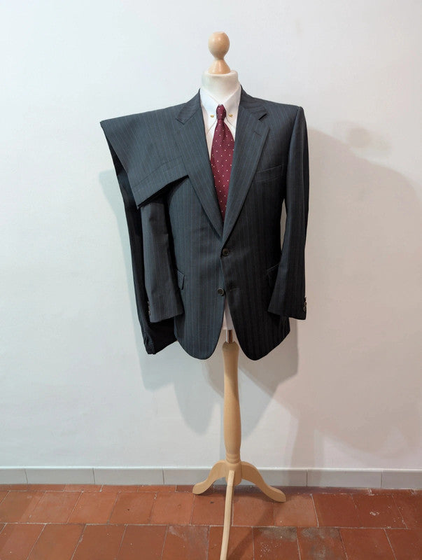 Gentil costume a rayures en laine