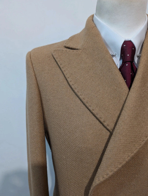 Lumineux manteau croisé doré en laine