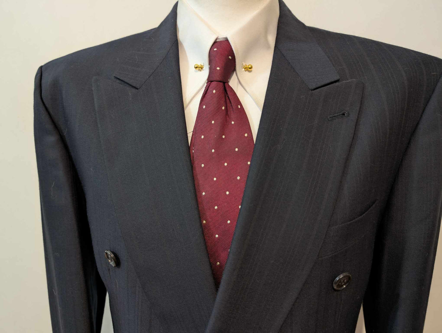 Gentil costume croisé bleu marine en laine