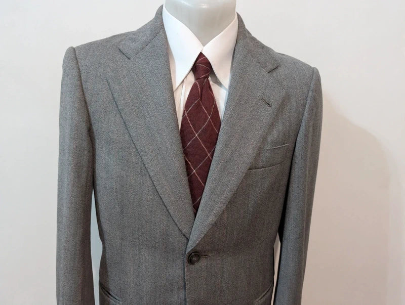 Élégant costume à rayures en laine