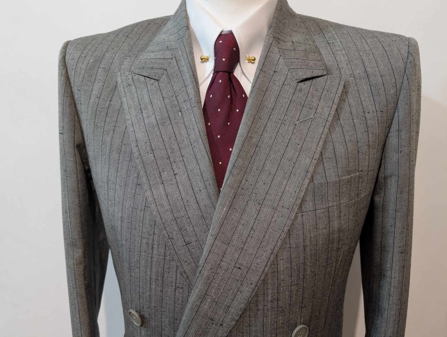 Gentille costume croisé pinstripe de couleur gris en laine