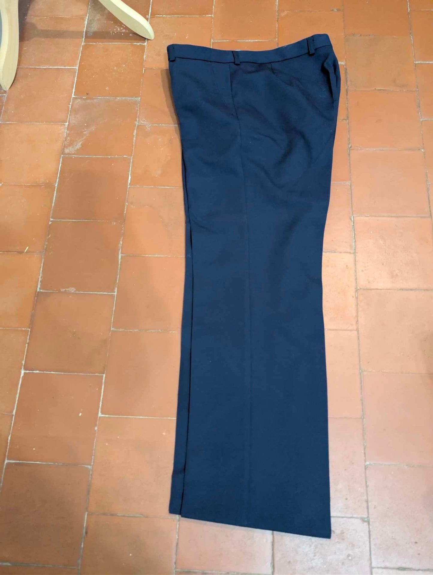 Unglaubliches marineblaues Trachtenkostüm