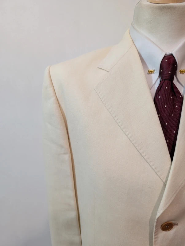 Lumineux costume crème en lin