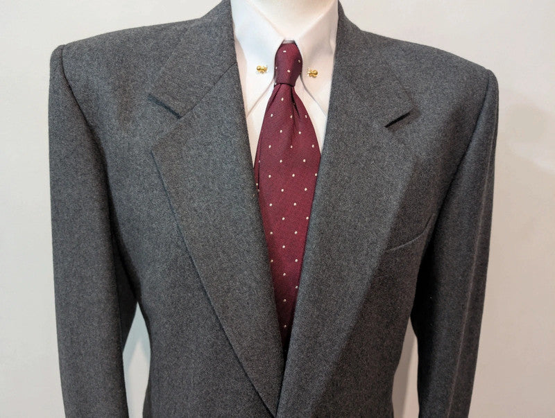 Élégant costume gris en flanelle lourde