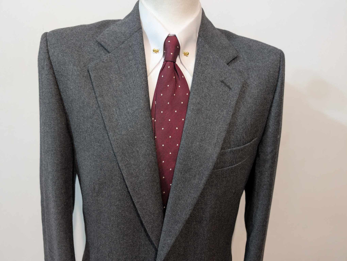 Gentil costume gris en flanelle de laine