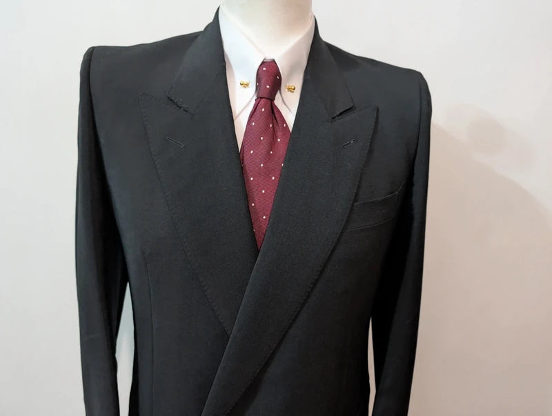 Redoutable costume croisé noir en laine