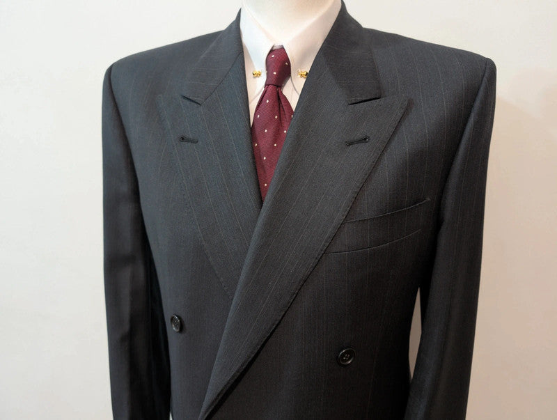 Resplendissant costume croisé pinstripe en laine