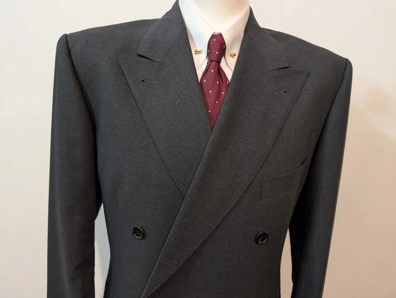 Incroyable costume croisé gris en laine froide