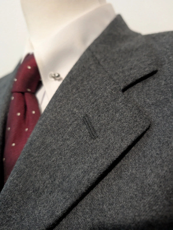 Incroyable costume gris en flanelle lourde