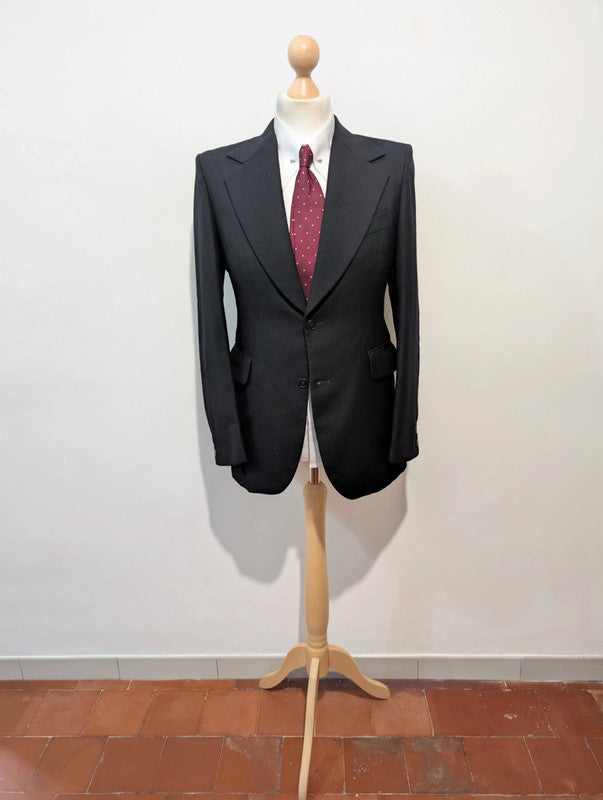 Ténébreux costume noir en flanelle lourde