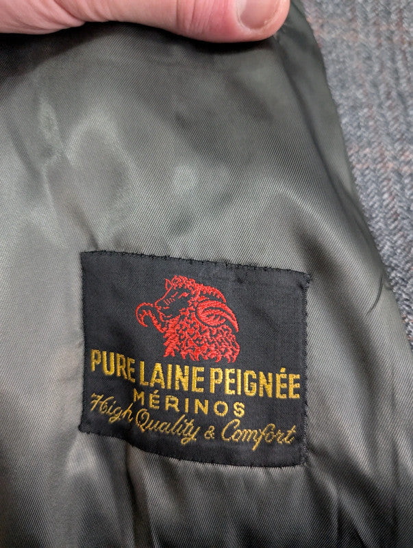 Schöner grauer Wollmantel