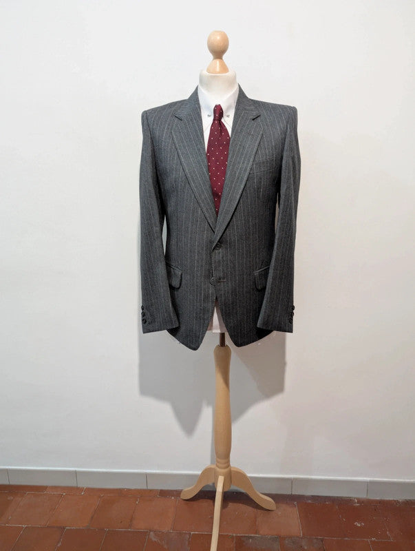 Élégant costume pinstripe en flanelle