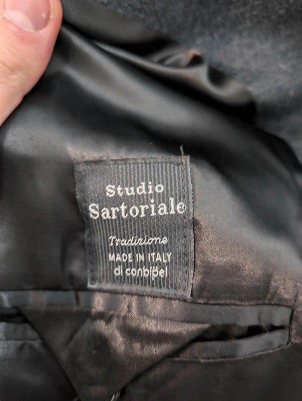 Hervorragender grauer Wollmantel