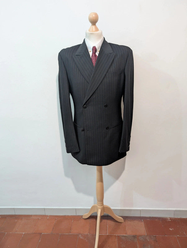 Méchant costume croisé pinstripe