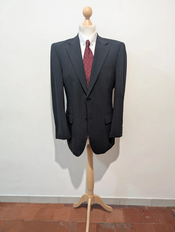 Élégant costume pinstripe en laine froide